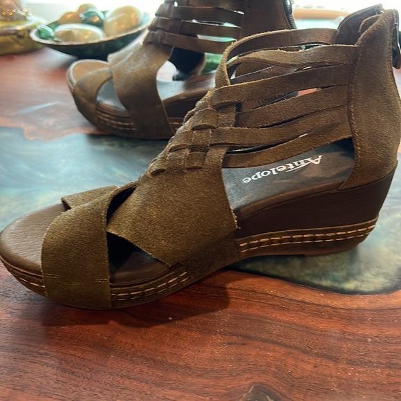 Beautiful army green antelope sandals - Picture 2 of 4